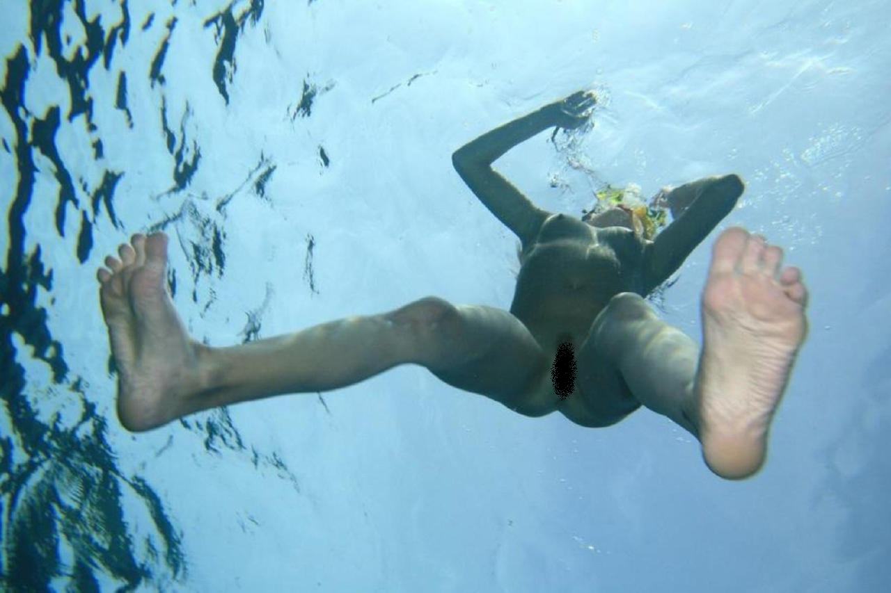 水中 海中 プール 水面下 エロ画像