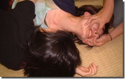男の宴会にお呼ばれされたピンクコンパニオンの過激なエロ画像 ②