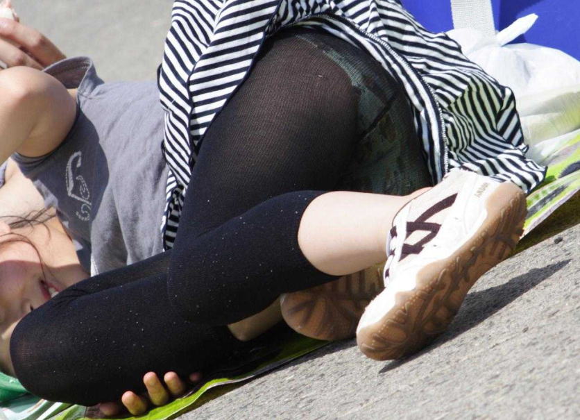 スパッツやレギンス越しにパンツが見えた透けパンチラの画像