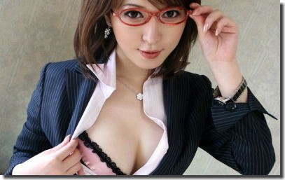 黒縁メガネと赤縁メガネを比較できる眼鏡OLのエロ画像 ①