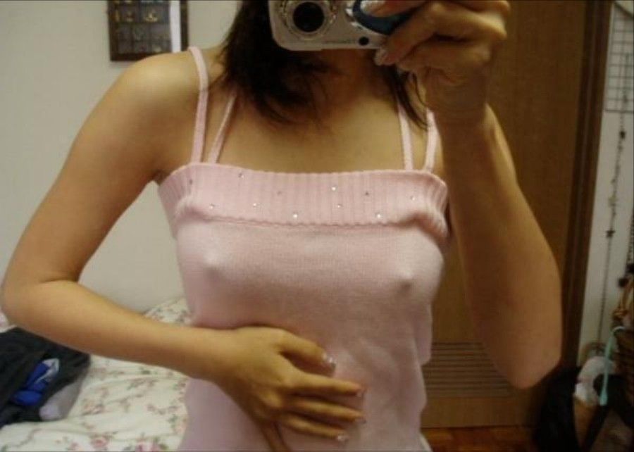 着衣 おっぱい 透け乳首 ノーブラ 胸ポチ エロ画像