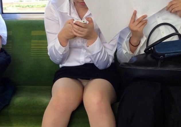 本物 OL 股間 パンチラ エロ画像
