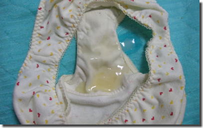 パンツに精子ぶっかけ！女性用下着射精マニアのエロ画像 ③
