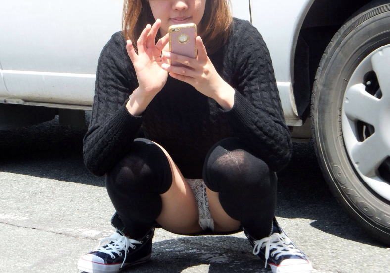 スカートの中 パンツ しゃがみパンチラ エロ画像