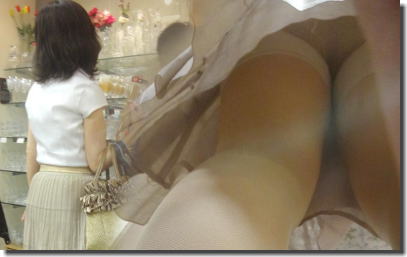 中高年のガードルパンチラ！熟女・人妻の逆さ撮りエロ画像 ④