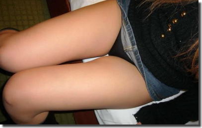 ミニスカパンチラの定番といえばデニムのデルタのエロ画像 ②