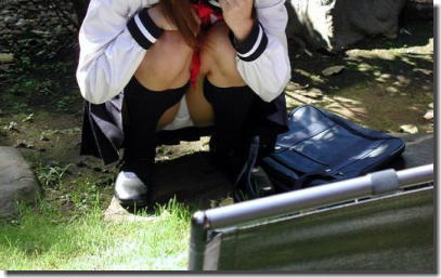ミニスカなJKが純白パンツでパンチラしているエロ画像 ③