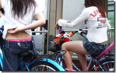 立ち漕ぎ自転車パンチラとハミパンローライズのエロ画像 ①