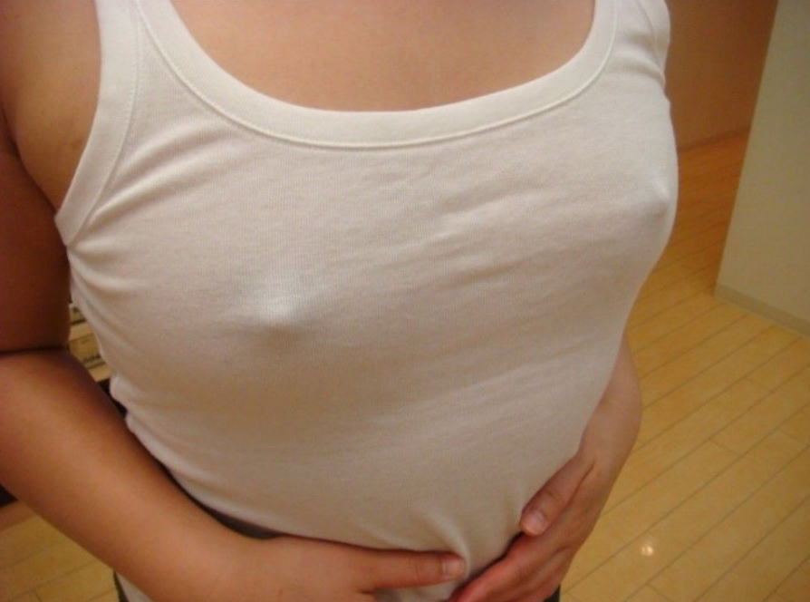夏 部屋着 透ける 乳首 ノーブラ タンクトップ エロ画像