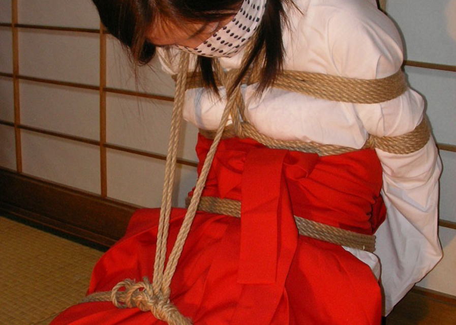 巫女が罰当たりなことしてるお正月用の神聖なるエロ画像