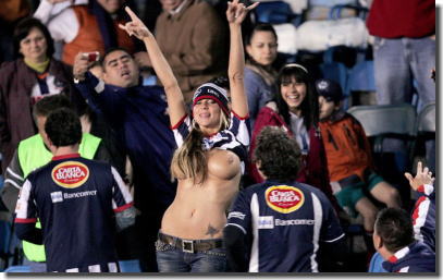 サッカーおっぱいサポーター達の乳首ポロリ・胸チラ画像集 ④