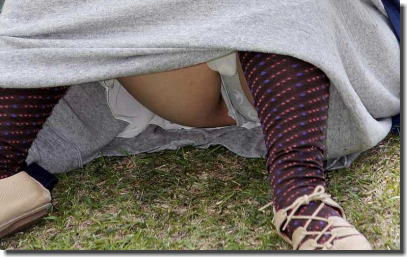ロングスカートやロングワンピースのパンチラ街撮り画像集 ③
