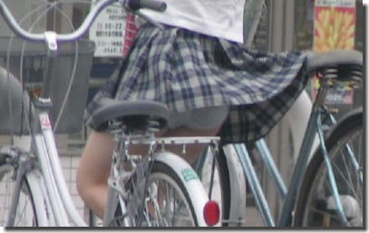 パンチラに気付かない！スカート捲れてパンツ丸見えな画像集 ②