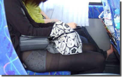 パンチラに気付かない！スカート捲れてパンツ丸見えな画像集 ③