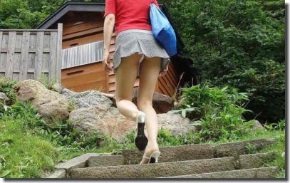 目上のパンツをリスペクトするミニスカ階段パンチラ画像 ①