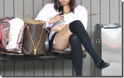 ギャルのパンツがナンパ待ちしてるパンチラ街撮りエロ画像 ②