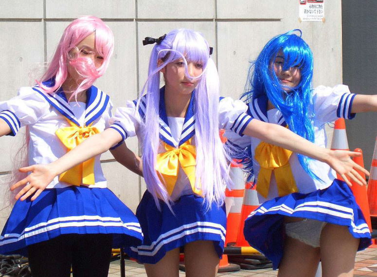 コスプレイヤーが悪戯されたコミケの風パンチラ画像集