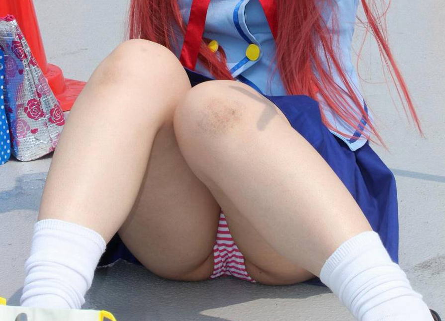 コミケでパンチラする縞パンコスプレイヤーのエロ画像