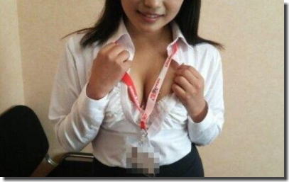 シャツのボタン外し過ぎな胸チラOLのおっぱい画像 ②