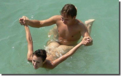 中出しありの水中セックス！海やプールで挿入中のエロ画像 ③