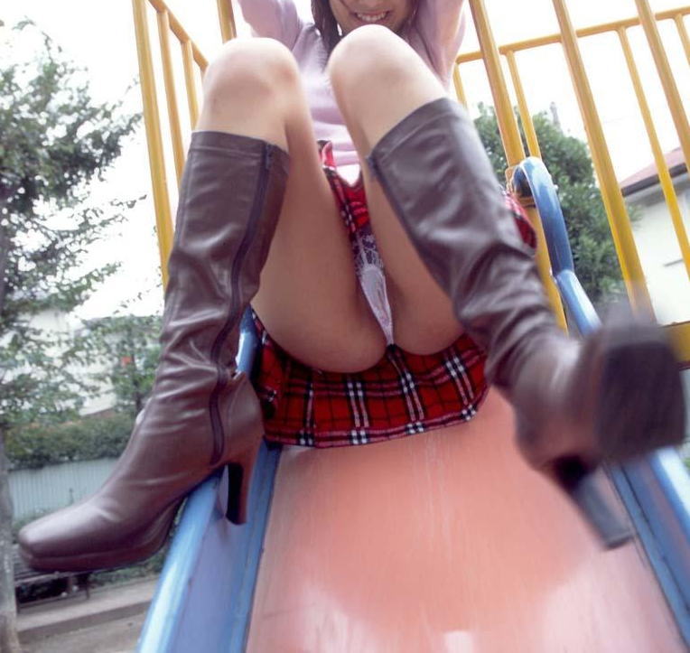公園 パンチラ スカート 遊ぶ パンツ エロ画像【3】