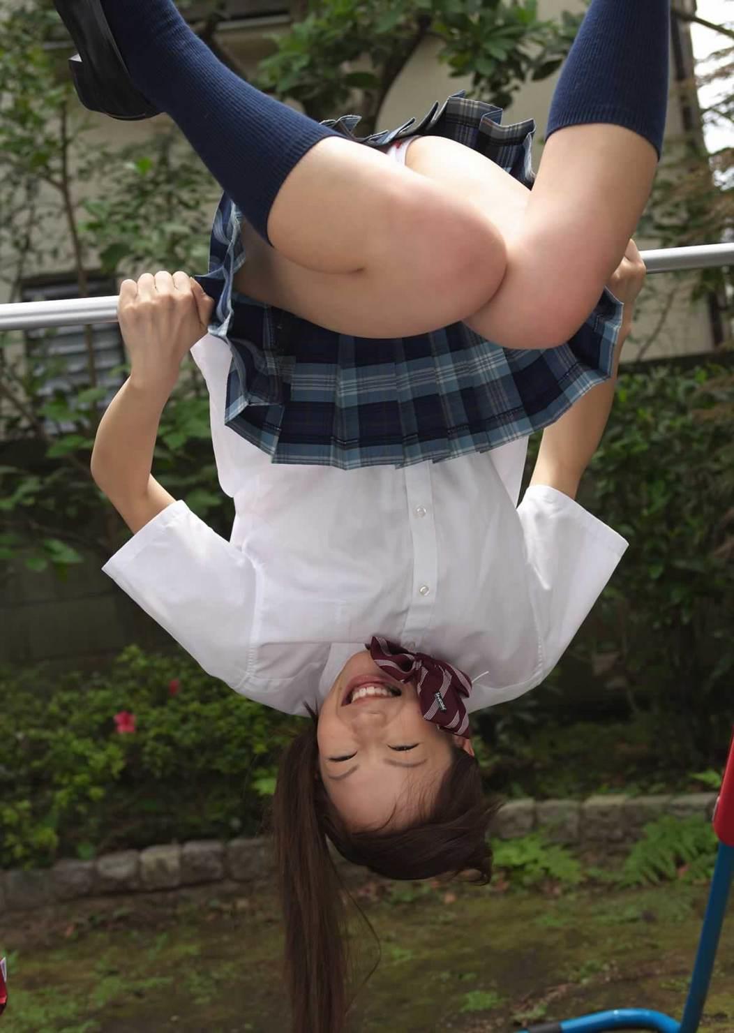 公園 パンチラ スカート 遊ぶ パンツ エロ画像【6】