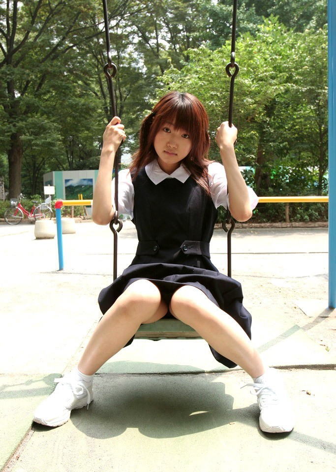 公園 パンチラ スカート 遊ぶ パンツ エロ画像【9】