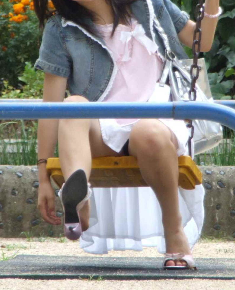 公園 パンチラ スカート 遊ぶ パンツ エロ画像【18】