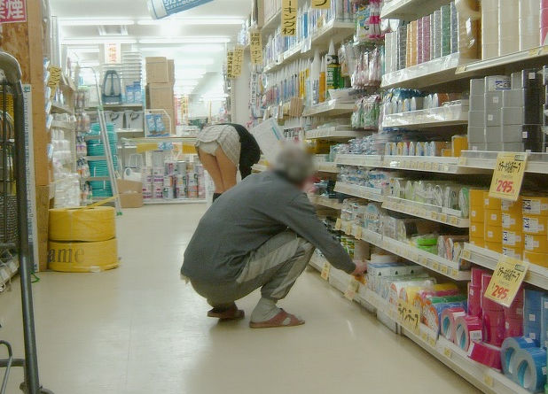 パンチラを好むスケベなおっさんのパンツ覗き見画像集