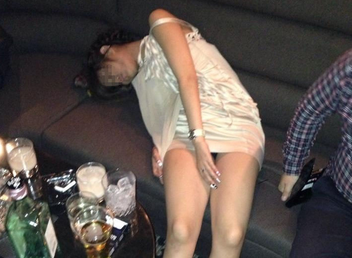泥酔パンチラ！酔っ払いのパンツが無防備なエロ画像