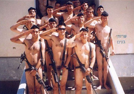 軍隊の男がちんぽ出してる軍人ペニスのエロ画像