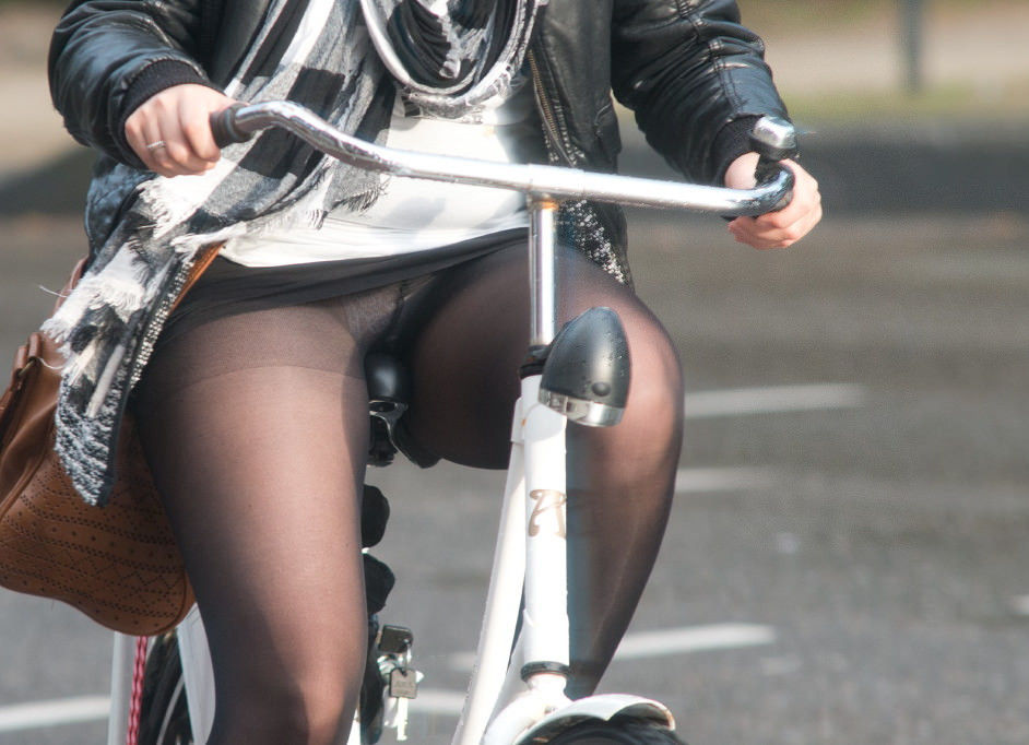 ミニスカ外国人の自転車パンチラ街撮りエロ画像