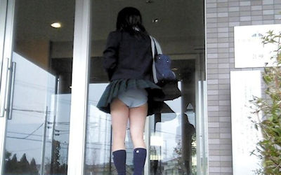 女子高生のパンチラは黒髪JKに限るエロ画像 ③