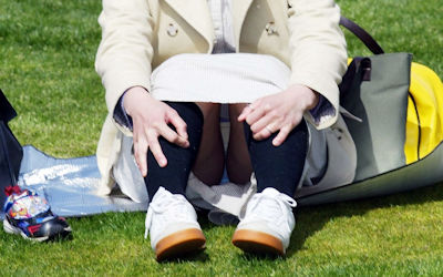 子連れママのパンチラが多発する公園人妻エロ画像 ①