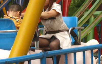 子連れママのパンチラが多発する公園人妻エロ画像 ③