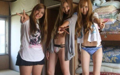 ノリで脱いで写真撮るおふざけギャルのエロ画像 ②