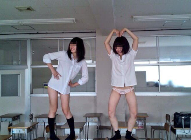 ノリで脱いで写真撮るおふざけギャルのエロ画像