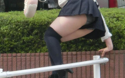 パンチラすんの知っててスカートでジャンプするエロ画像 ②