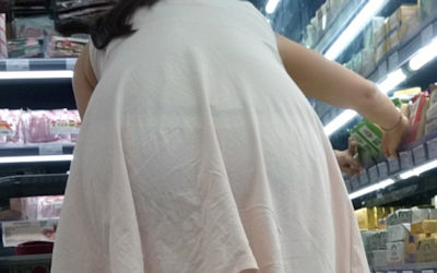 ワンピースの透け感すげえ！下着が透ける街撮り白ワンピのエロ画像 ①