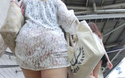ワンピースの透け感すげえ！下着が透ける街撮り白ワンピのエロ画像 ④