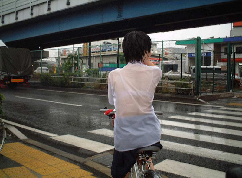 JKは雨に弱い濡れ透けブラジャーのエロ画像