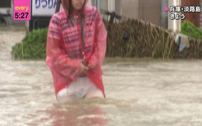 TVの台風中継で度々映るエロハプニングのお宝画像 ①