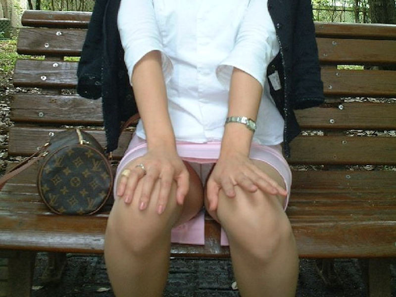 OLさんがベンチや椅子で休憩してるエロ画像