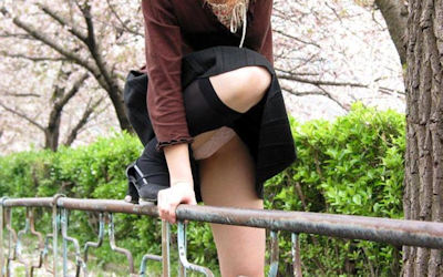 スカートで跨ぐ瞬間の動きのあるパンチラ画像 ①