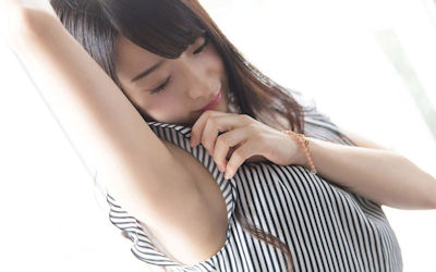 ノースリーブな私服美女の脇見せワキチラ画像 ①