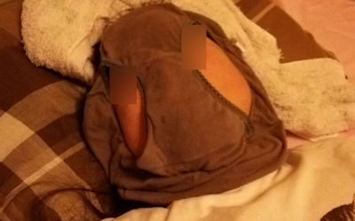 寝落ちした40代の嫁にエロい悪戯をする旦那の投稿画像 ①