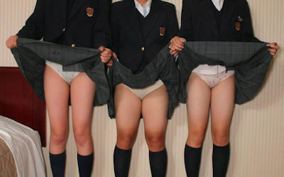 JKのパンツ見放題な複数パンチラエロ画像 ③