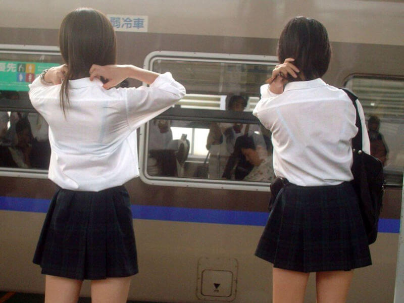 汗で下着や乳首が濡れ透けしてるエロ画像
