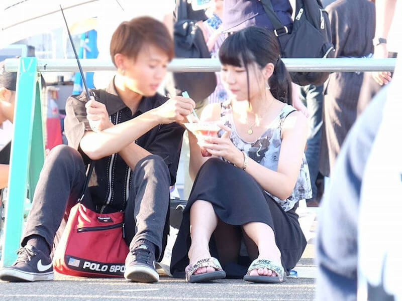 街撮りの定番、パンチラ素人のエロ画像
