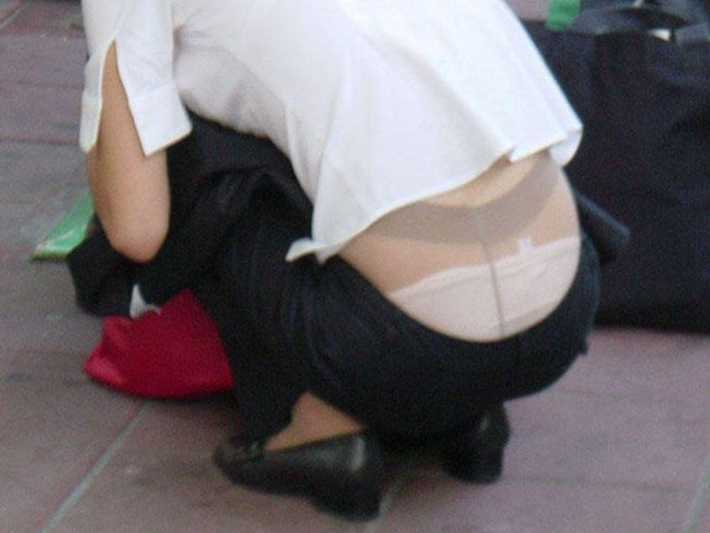 ハミパンしまくり街撮り腰パンチラのエロ画像